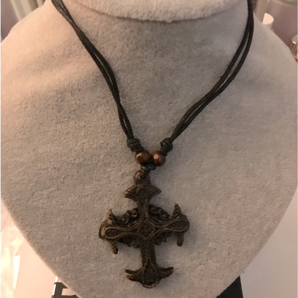 ANTIQUED LOOK CROSS PENDANT NECKLACE